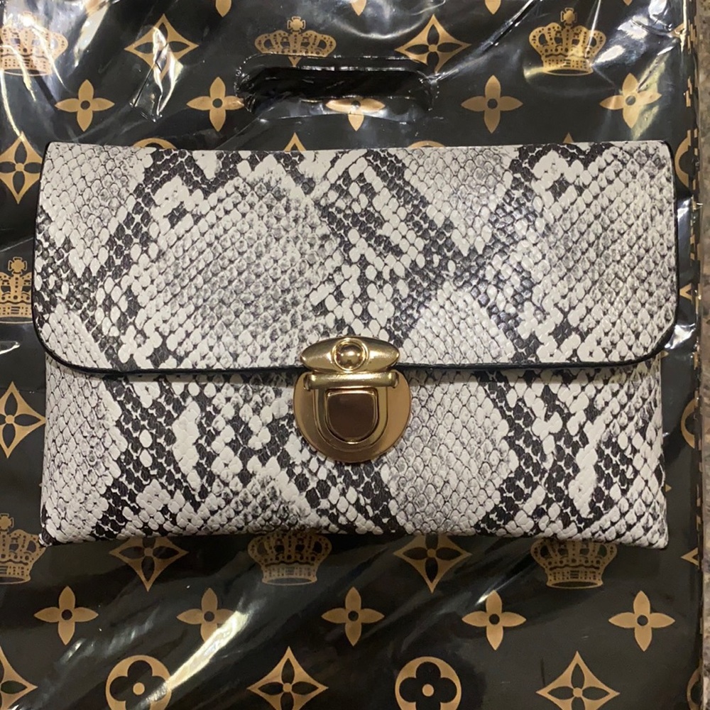 Im selling a snakeskin multi-use belt/purse …. You can choose as many styles…